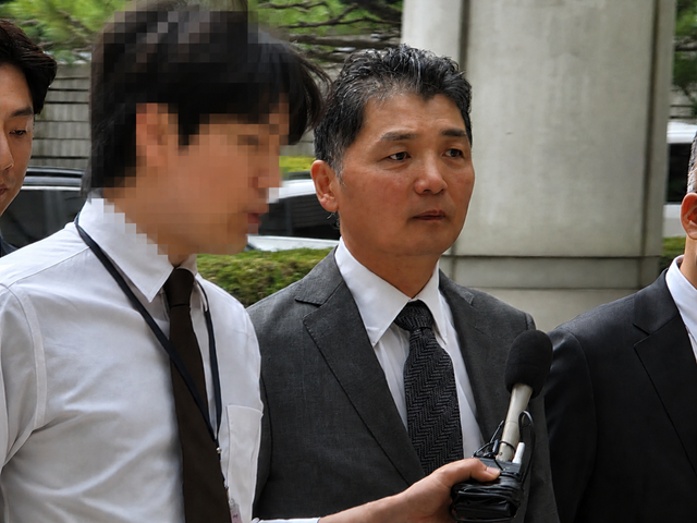 ▲ 김범수 카카오 창업주(미리이니셔티브센터장)이 24일 오후 서울고등법원에 출석하고 있다.ⓒ강필성 기자