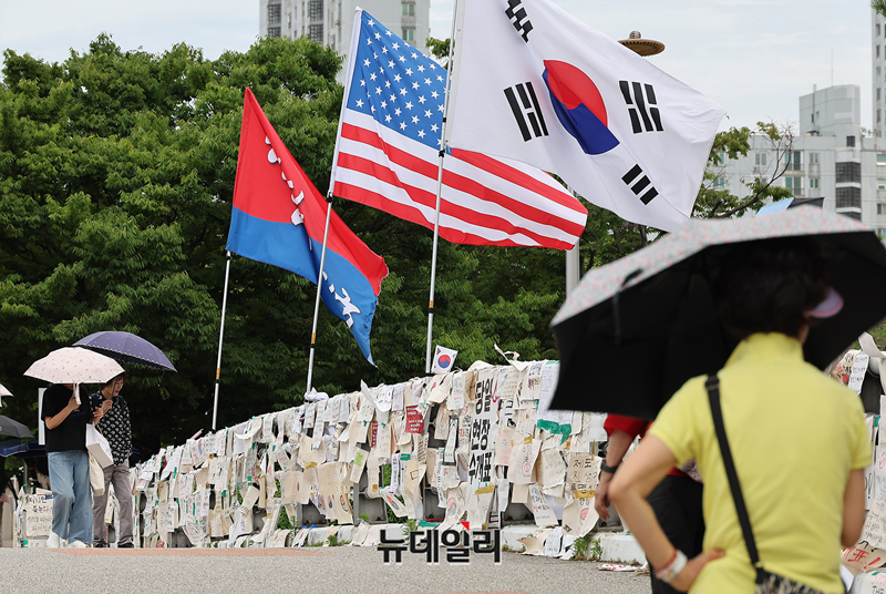 ▲ 24일 오후 서울 송파구 올림픽공원 핸드볼경기장 인근 한얼다리에 태극기가 꽂혀 있다. ⓒ정상윤 기자