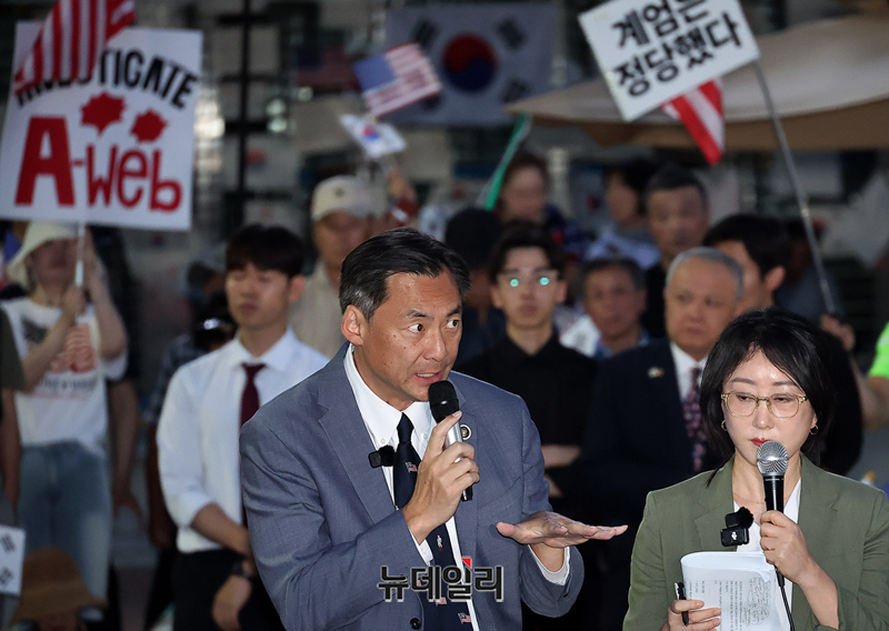▲ 이재명 대통령 명예훼손 혐의를 받는 모스 탄(단현명) 미국 리버티대 교수가 24일 오후 서울 송파구 올림픽공원 핸드볼경기장에서 20일째 진행되고 있는 잠실개표소 참정권 집회장에 등장해 기자회견을 갖고 있다. ⓒ정상윤 기자
