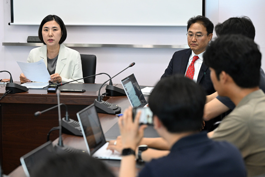 ▲ 민선9기 인천시장직 인수위원회가 24일 송도 G타워에서 지난 2주간의 인천시 각 실국과 산하기관을 대상으로 진행한 업무보고 결과에 대해 브리핑하고 있다. ⓒ박찬대 당선인 인수위원회 제공