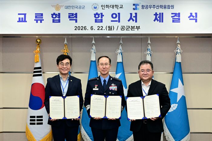 ▲ 조명우(왼쪽) 인하대 총장, 손석락(가운데) 공군참모총장, 유창경 항공우주산학융합원장이 항공우주·방산 분야 공군 전문인력 양성을 위한 협력 합의서를 체결한 뒤 기념 촬영을 하고 있다.ⓒ 인하대 제공
