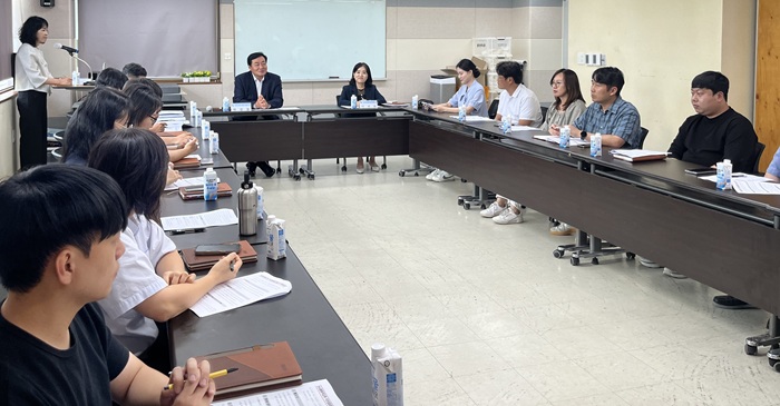 ▲ 홍성군이 24일 군청 회의실에서 읍·면 산사태 업무 담당자들이 참석한 가운데 여름철 집중호우 대비 산사태 대응 간담회를 개최하고 주민대피 체계 정비 및 신속 대응 방안을 논의하고 있다.ⓒ홍성군