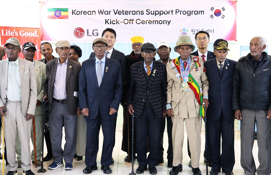 ▲ LG전자는 최근 에티오피아 소재 한국전쟁 참전용사 기념관에서 향후 1년 간 진행할 참전용사 지원 프로젝트의 출범식을 열었다. 행사에는 정강 주에티오피아한국대사, 양승환 LG전자 에티오피아지점장, 에스티파노스 참전용사협회장과 참전용사 15명 등이 참석했다.ⓒLG전자