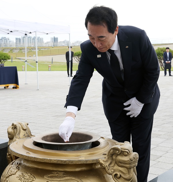 ▲ 박수현 충남도지사 당선인이 25일 6·25전쟁 76주년을 맞아 내포신도시 보훈공원 충혼탑을 찾아 분향하며 순국선열과 호국영령의 숭고한 희생정신을 기리고 있다.@충남도지사직 인수위원회