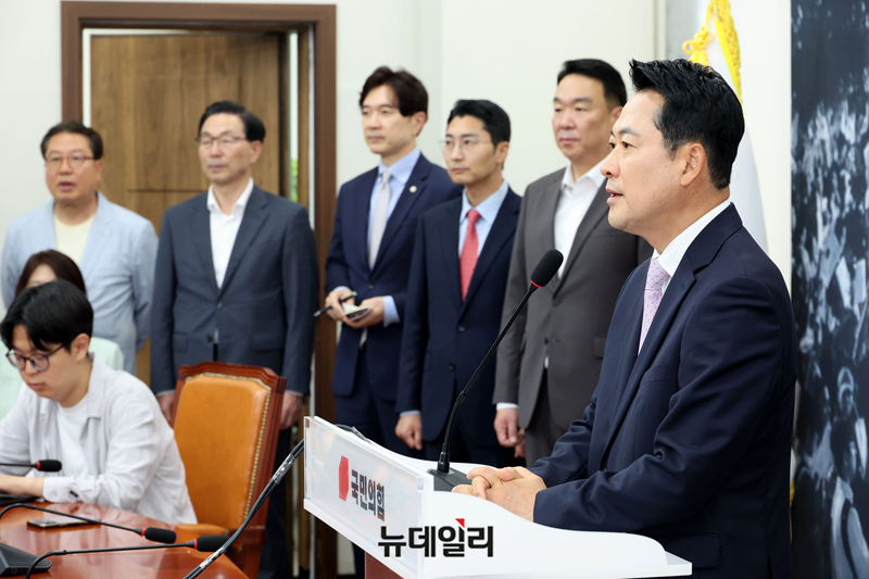 ▲ 장동혁 국민의힘 대표가 건강 악화로 입원한 지 엿새 만인 지난 24일 국회에서 퇴원 직후 현안 관련 기자회견을 하는 모습. ⓒ이종현 기자