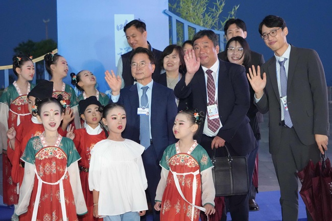 ▲ 중국 다롄시를 방문 중인 춘천시 대표단이 지난 24일 저녁 다롄시가 하계 다보스포럼 참가자들을 위해 마련한 '문화의 밤' 행사에 참석해 국제교류의 폭을 넓혔다. 지난 23일 다롄시와 자매도시 협약을 체결한 춘천시는 이번 행사에서도 다양한 국가와 도시 관계자들을 만나 우호협력 기반을 다지고 국제 네트워크 확대 가능성을 모색했다. ⓒ춘천시