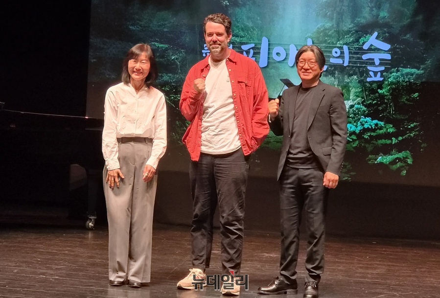 ▲ 한국 무대에 처음 도전하는 영국의 마이클 펜티만 연출가(중간)는 국경을 넘어선 주저리즘 정서에 대해 “영국과 한국 뮤지컬의 차이점을 별로 찾지 못했다”며 “한국 관객들도 유명한 작품을 좋아하고, 열정적인 면이 영국과 다르지 않다”고 웃어 보였다.ⓒ뉴데일리