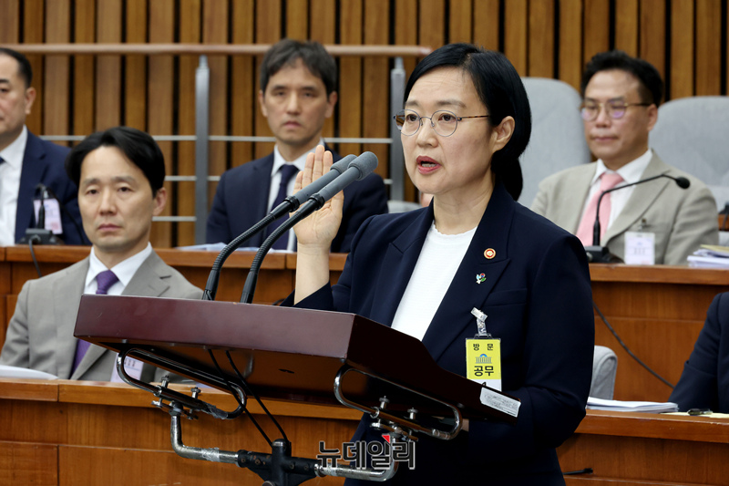 ▲ 한성숙 국무총리 후보자가 25일 국회에서 열린 인사청문회에서 선서를 하고 있다. ⓒ이종현 기자