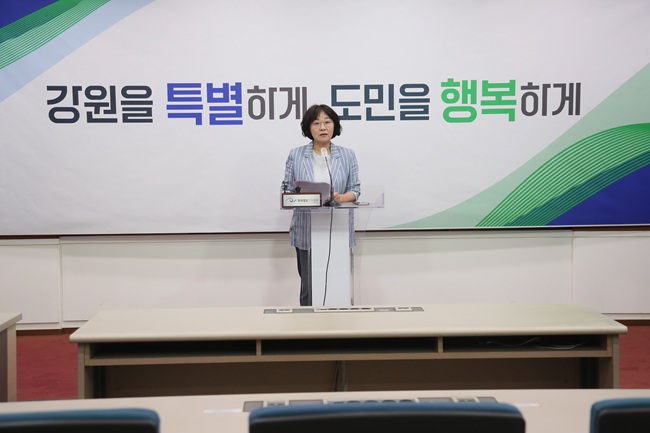 ▲ 허소영 인수위 대변인이 25일 도청 브리핑실에서 민선 9기 도정의 성공적인 출범과 핵심 공약 이행을 뒷받침할 비서실 및 정무직 핵심 인선을 발표했다. ⓒ강원특별자치도