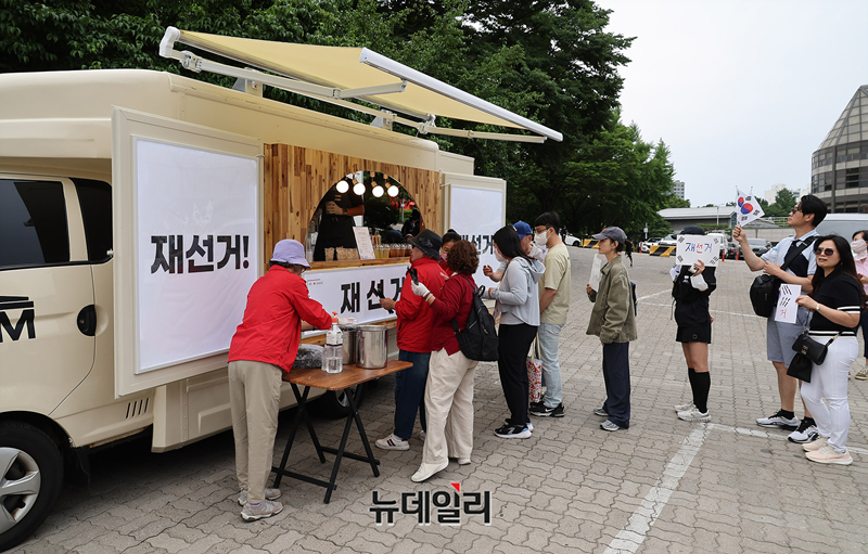 ▲ 서울 송파구 올림픽공원 핸드볼경기장 일대에서 커피차가 시민들에게 커피를 나눠주고 있다. ⓒ정상윤 기자