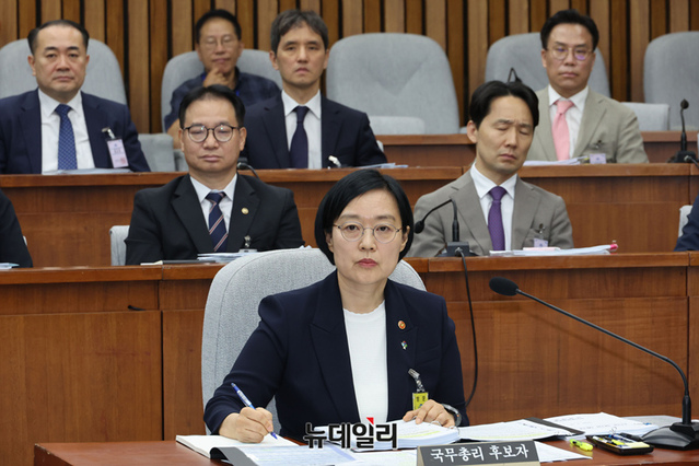 ▲ 한성숙 국무총리 후보자가 25일 국회에서 열린 인사청문회에 참석해 의원들의 질의를 듣고 있다. ⓒ이종현 기자