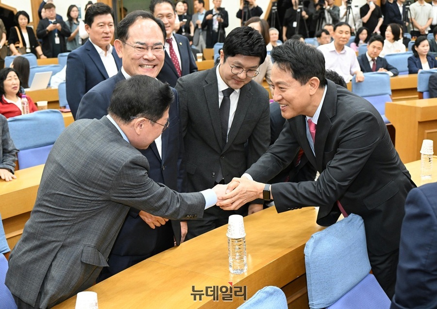 ▲ 오세훈 서울시장이 24일 '대한민국 미래혁신포럼'에서 참석자들과 인사를 나누고 있다. ⓒ서울시