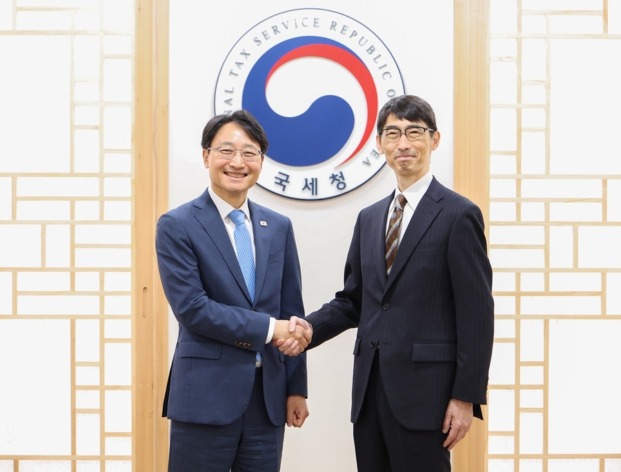 ▲ 임광현 국세청장(왼쪽)이 24일 에지마 가즈히코 일본 국세청장과 서울에서 만나 악수하고 있다. ⓒ국세청