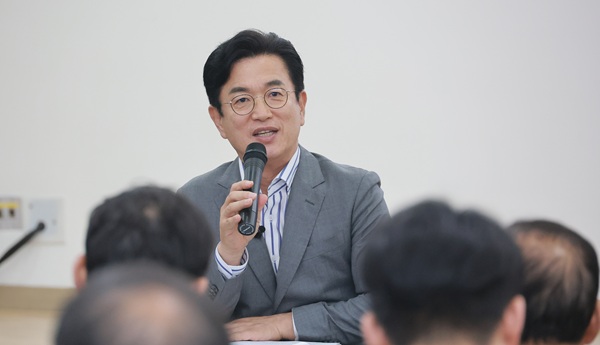 ▲ 허태정 당선인.지난 22일 중앙시장 활성화구역 상인회 회의실에서 열린 ‘시민의 광장-소상공인과의 대화’에서 “0시축제를 대전시가 계속 추진하는 것은 적절하지 않다”며 사실상 폐지 방침을 재확인했다.ⓒ 대전시
