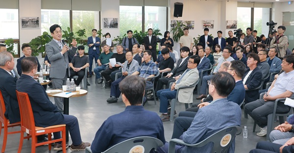 ▲ 허태정 시장 당선인, 지난 22일 중앙시장 활성화구역 상인회 회의실에서 열린 ‘시민의 광장-소상공인과의 대화’에서 “0시축제를 대전시가 계속 추진하는 것은 적절하지 않다”며 사실상 폐지 방침을 재확인했다.ⓒ허태정 당선인