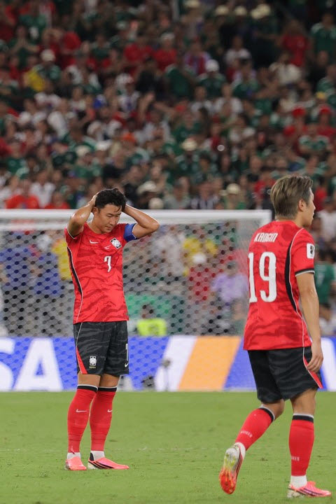 ▲ 대한민국과 남아공의 2026 국제축구연맹(FIFA) 북중미 월드컵 조별리그 A조 최종 3차전이 열린 멕시코 누에보레온주 과달루페의 몬테레이 스타디움. 손흥민이 아쉬워하고 있다. ⓒ연합뉴스