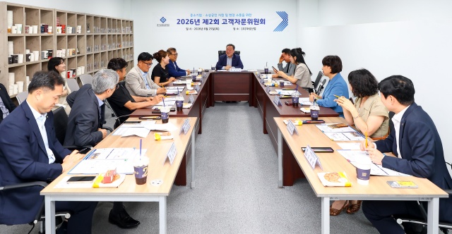 ▲ 25일 열린 경기신보 ‘2026년 제2회 고객자문위원회’에서 시석중 이사장과 자문위원들이 의견을 나누고 있다. ⓒ경기신보 제공
