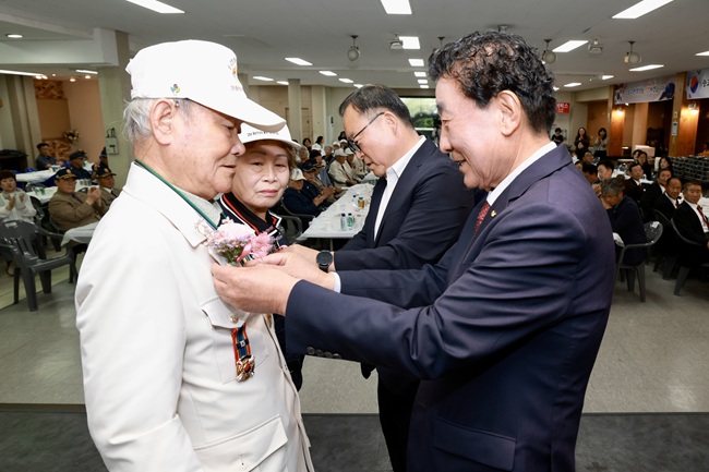 ▲ 강원 횡성군이 25일 6·25전쟁 제76주년을 맞아 횡성향교웨딩홀에서 6·25참전유공자와 유족, 보훈단체 관계자 등 200여 명이 참석한 가운데  6·25참전유공자와 유족을 위한 위로연을 개최했다. ⓒ횡성군