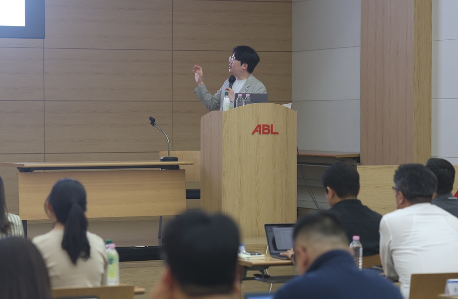 ▲ 장병준 AI그라운드 대표가 서울 여의도 ABL생명 본사 대강당에서 팀장·파트장 등 관리자 43명을 대상으로 강연을 하고 있다.ⓒABL생명