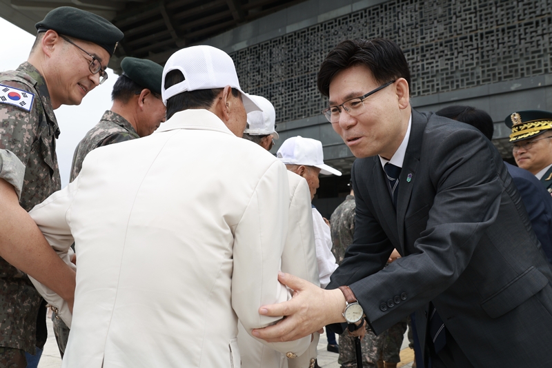 ▲ 이동옥 충북도 행정부지사가 25일 청주예술의전당에서 열린 제76주년 6·25전쟁 기념식에서 참전용사에게 감사의 인사를 전하고 있다. ⓒ충북도