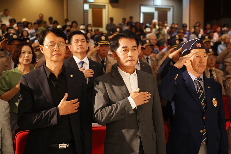 ▲ 최재형 보은군수(가운데)가 25일 보은문화예술회관에서 열린 제76주년 6·25전쟁 기념식에서 국기에 대한 경례를 하고 있다. ⓒ보은군
