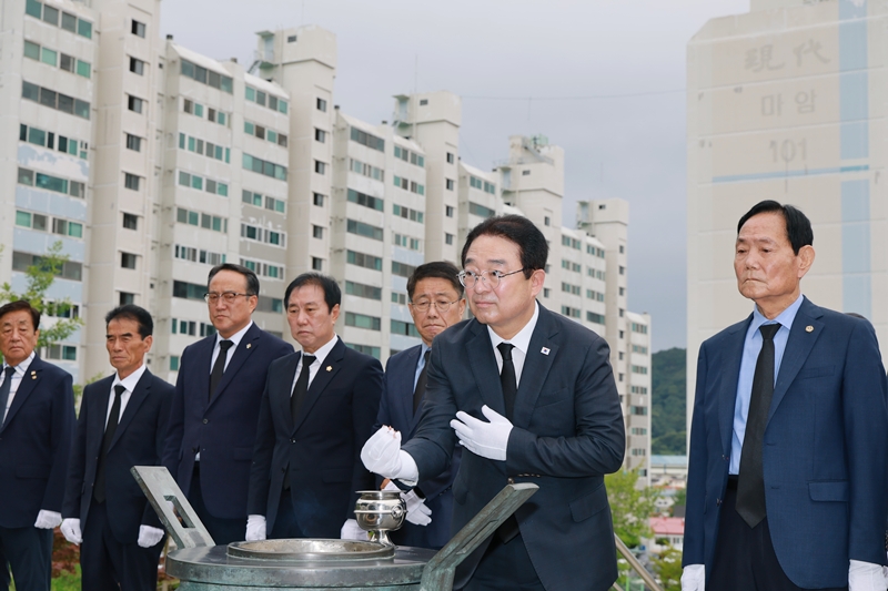 ▲ 황규철 옥천군수가 25일 옥천 충혼공원에서 열린 제76주년 6·25전쟁 기념행사에서 호국영령을 기리며 헌화와 참배를 하고 있다. ⓒ옥천군