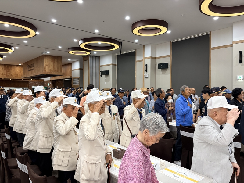 ▲ 25일 영동군 아모르아트 웨딩컨벤션에서 열린 제76주년 6·25전쟁 기념식에서 참전용사와 유가족, 지역 주민들이 전사자와 참전자의 희생을 추모하고 있다. ⓒ영동군