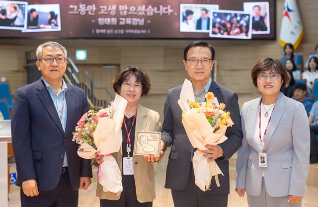 ▲ 임태희 경기도교육감(오른쪽 두 번째)이 25일 도교육청에서 열린 확대간부회의를 마치고 직원들과 기념촬영을 하고 있다. ⓒ경기도교육청 제공