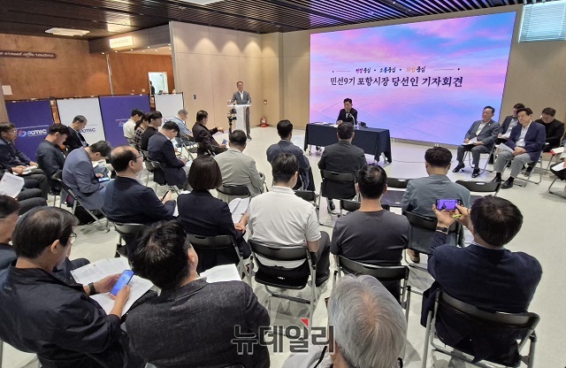 ▲ 박용선 당선인은 25일 인수위원회가 검토한 주요 시정 현안을 시민들에게 보고하는 기자회견을 열고 민선 9기 시정 운영의 밑그림을 공개하고 있다.ⓒ뉴데일리
