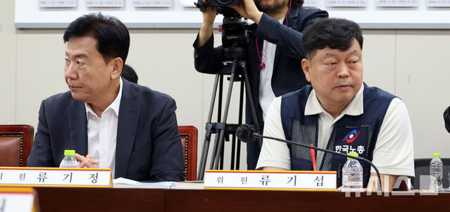▲ 최저임금위원회 류기정 사용자 위원과 류기섭 근로자 위원이 지난 11일 세종시 정부세종청사에서 열린 5차 전원회의에서 서로 다른 곳을 보고 있다.ⓒ뉴시스