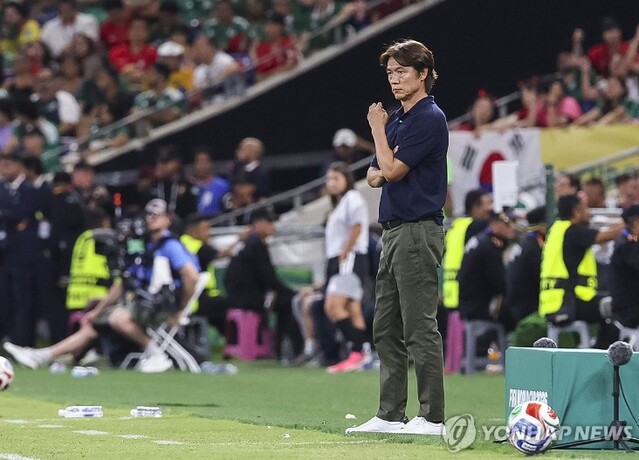 ▲ 24일(현지시간) 멕시코 몬테레이 스타디움에서 열린 2026 북중미 월드컵 A조 3차전 한국과 남아프리카공화국의 경기. 한국의 홍명보 감독이 후반 경기를 지켜보고 있다. ⓒ연합뉴스