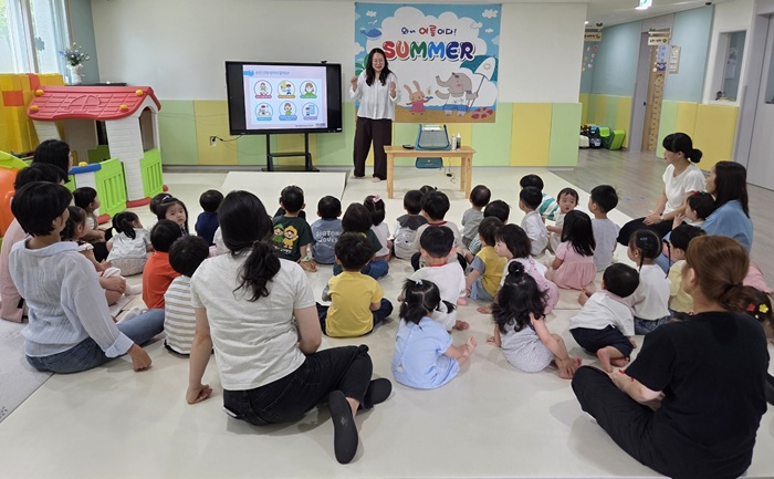 ▲ 충남도 보건환경연구원과 충남도 감염병관리지원단이 어린이집에서 영유아와 보육교사를 대상으로 올바른 손 씻기 등 감염병 예방교육을 실시하고 있다.ⓒ충남도