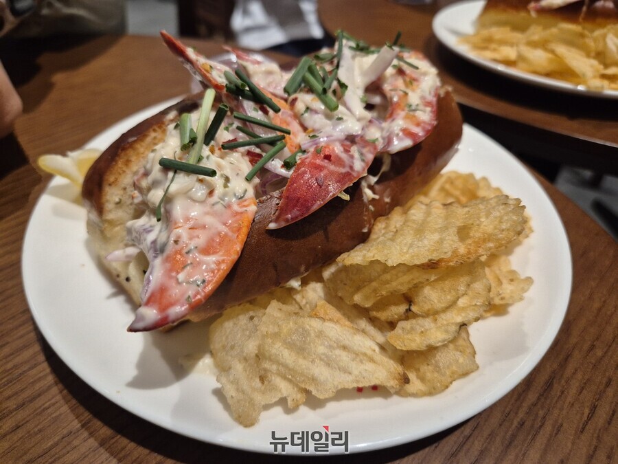 ▲ 오는 7월 선보일 예정인 랍스터 샌드위치. 역시 원물을 강조하기 위해 랍스터 미트손질을 각 매장에서 진행한다.ⓒ조현우 기자
