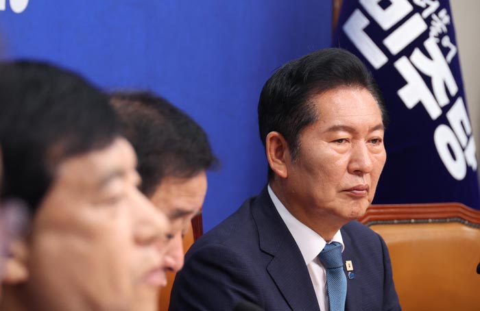 ▲ 정청래 더불어민주당 대표가 지난 24일 국회에서 열린 최고위원회의에서 잠시 생각에 잠긴 모습. ⓒ뉴시스