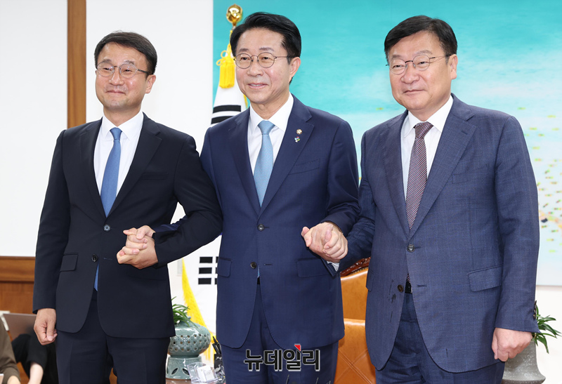 ▲ 조정식 국회의장이 11일 국회에서 한병도 더불어민주당 원내대표, 정점식 국민의힘 원내대표와 회동을 하고 있다. ⓒ이종현 기자