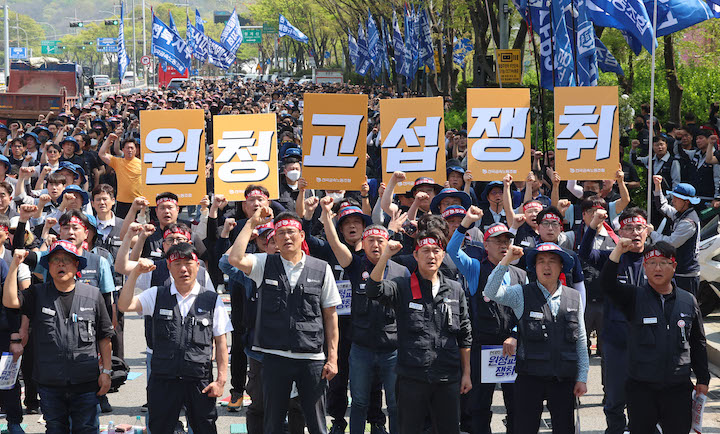 ▲ 금속노조 조합원들이 지난 4월 15일 서울 서초구 현대차그룹 본사 인근에서 열린 현대차그룹 원청교섭 쟁취 금속노조 결의대회에서 구호를 외치고 있다. ⓒ뉴시스