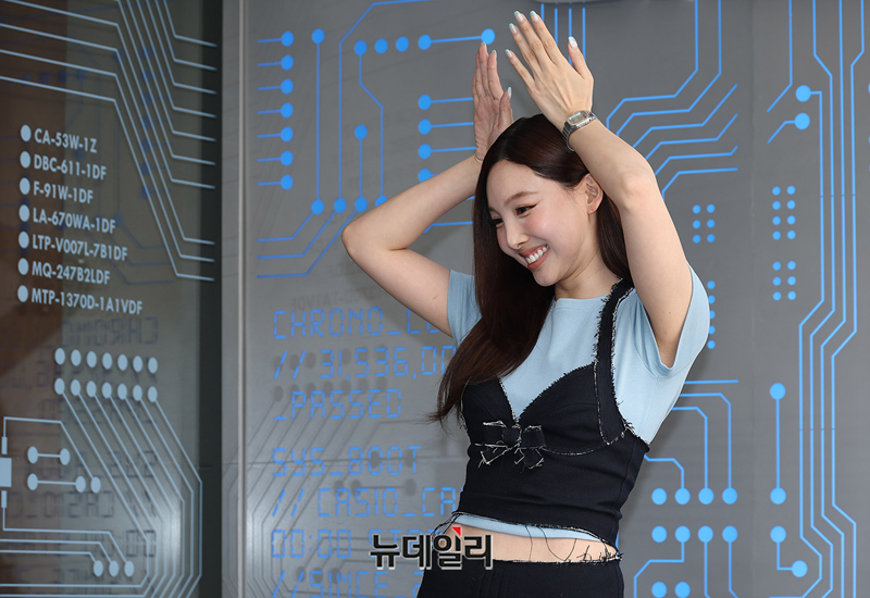 [영상] 트와이스 나연, 신박한 토끼귀 포즈