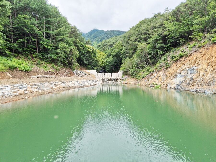 ▲ 함양군이 지리산권역의 산불 대응력 강화와 갈수기 농업용수 확보를 위해 역점을 두고 추진한 다목적사방댐 조성사업을 지난 19일 성공적으로 준공하며 산림재난 예방과 안정적인 농업용수 공급을 위한 기반을 마련했다.ⓒ함양군
