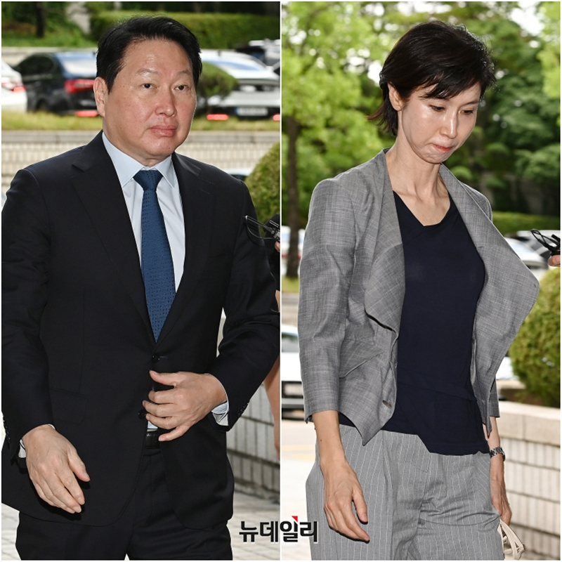 ▲ 최태원 SK그룹 회장과 노소영 아트센터 나비 관장이 26일 서울 서초구 서울고등법원에서 열린 재산 분할 파기환송심 2차 변론기일에 출석하고 있다. ⓒ정상윤 기자
