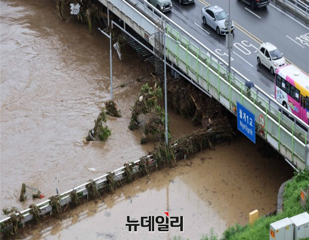 ▲ 지난해 여름 침수된 서울 노원구 동부간선도로 월계1교의 모습. ⓒ경찰청