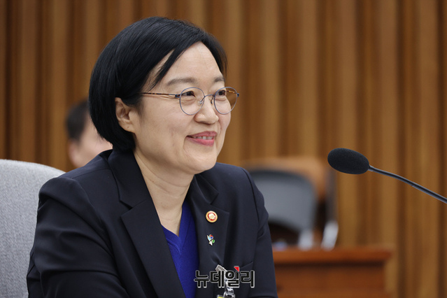 ▲ 한성숙 국무총리 후보자가 25일 국회에서 열린 인사청문회에서 질의를 하는 최혁진 무소속 의원의 발언에 환하게 웃고 있다. 이날 최 의원은 '청문회로 월드컵을 보지 않아 수명이 늘었다'고 발언했다. ⓒ이종현 기자
