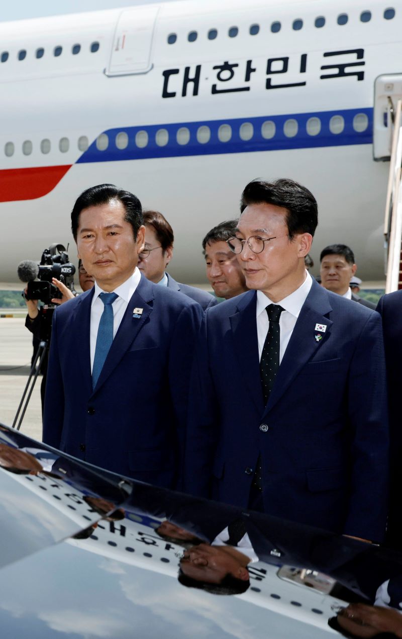 ▲ 김민석 국무총리와 정청래 전 더불어민주당 대표가 지난 18일 경기 성남 서울공항에서 G7 정상회의 등 유럽 순방을 마치고 귀국한 이재명 대통령의 차량 출발을 기다리는 장면. ⓒ뉴시스