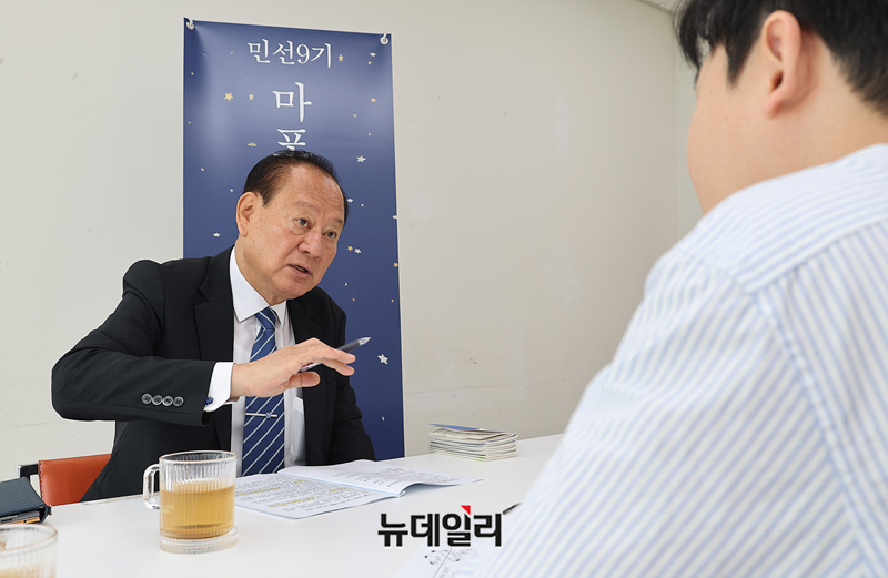 ▲ 유동균 마포구청장 당선인이 25일 뉴데일리와 만나 인터뷰를 하고 있다. ⓒ정상윤 기자