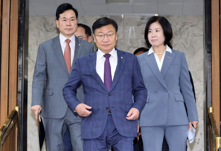 ▲ 국민의힘 정점식 원내대표가 지난 16일 국회에서 열린 원내대책회의에 참석하고 있다. 왼쪽은 원내운영수석부대표에 내정된 김승수 의원, 오른쪽은 원내정책수석부대표에 내정된 김미애 의원. ⓒ연합뉴스