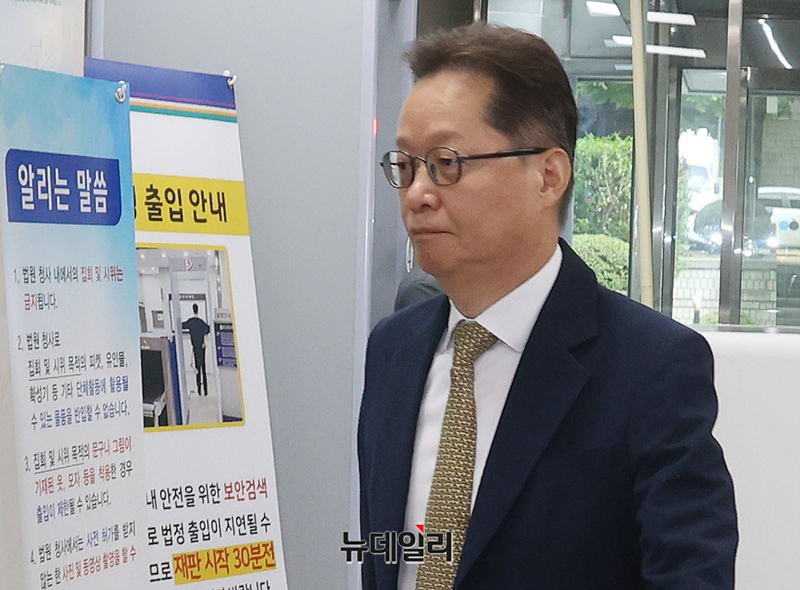 ▲ 직권남용 권리행사 방해 혐의를 받는 이은우 전 한국정책방송원(KTV) 원장이 26일 서울 서초구 서울중앙지방법원에서 열린 1심 선고를 마친 후 법원을 나서고 있다. ⓒ정상윤 기자
