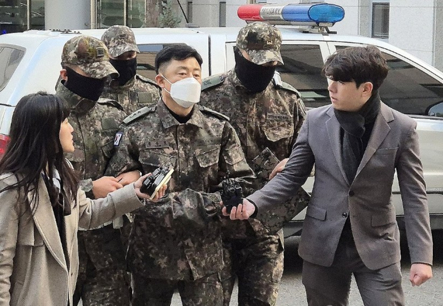 ▲ 12·3 비상계엄 사태 당시 중앙선거관리위원회에 병력을 투입하고 사전모의에 가담한 혐의를 받는 문상호 정보사령관이 지난해 12월 20일 오후 서울 중앙지역군사법원에서 영장실질심사에 출석하기 위해 법정으로 향하고 있다. ⓒ연합뉴스