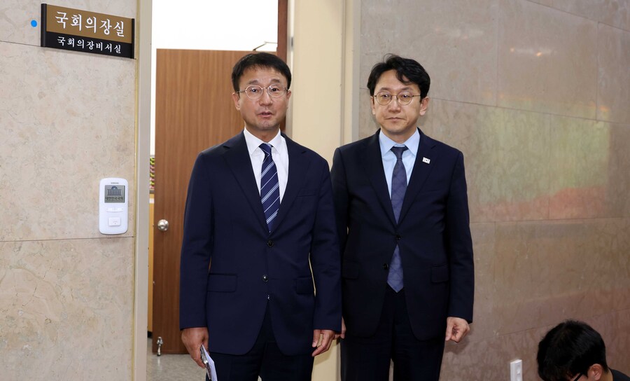 ▲ 한병도 더불어민주당 대표 직무대행 겸 원내대표가 26일 오후 서울 여의도 국회의장실에서 각 상임위원장 등 원구성 관련 조정식 국회의장 면담을 마치고 취재진의 질문에 답변하고 있다. 오른쪽은 천준호 원내운영수석부대표. ⓒ뉴시스