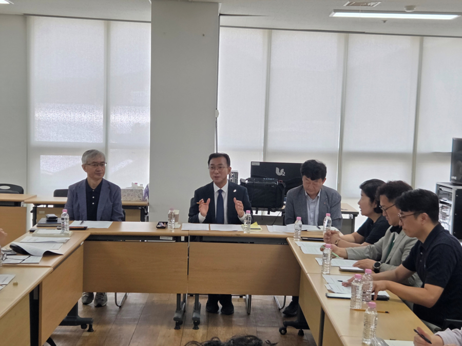 ▲ 서영학 당선인과 민선9기 여수시장직 인수위원회 관계자들이 26일 ‘위기극복 시민주권 기획위원회’ 소회의실에서 여수시민단체연대회의와 간담회를 갖고 시민사회 정책 제안을 청취하고 있다.ⓒ여수시 제공