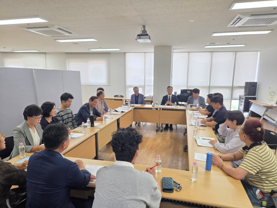 ▲ 서영학 당선인과 민선9기 여수시장직 인수위원회 관계자들이 26일 ‘위기극복 시민주권 기획위원회’ 소회의실에서 여수시민단체연대회의와 간담회를 갖고 시민사회 정책 제안을 청취하고 있다.ⓒ여수시 제공