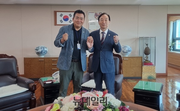 ▲ 왼쪽부터 김경태기자, 설동호교육감.ⓒ김경태기자
